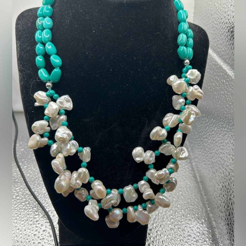 NWOT Beautiful turquoise  and White pearls 11” Length